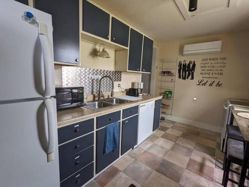 Walk to Washington Park, Pet-friendly, Backyard in Springfield, USA