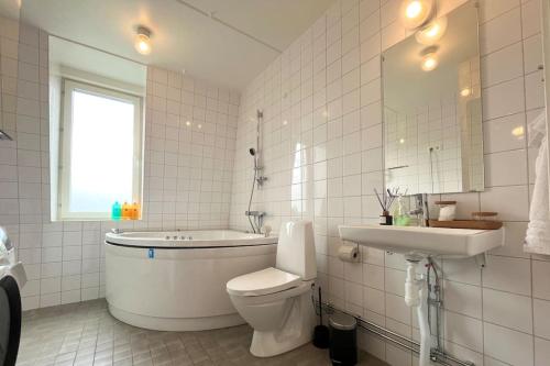 Trerumslägenhet centralt belägen med bubbelpool, Stockholm (fotografie 6)