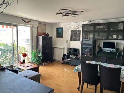 Appartement familial 3ch balcon Tour Eiffel 15min - image 2