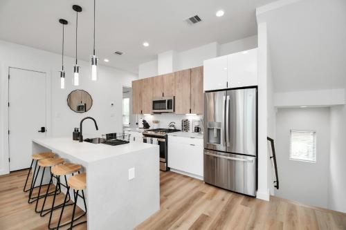 Midnight Reverie- Luxury Townhouse-Med Center DWTN in Houston, USA