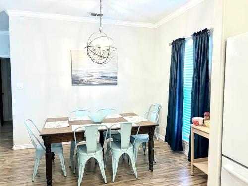 Farmhouse Coastal Townhouse- On the island! in Corpus Christi, USA