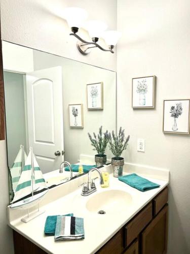 Farmhouse Coastal Townhouse- On the island! in Corpus Christi, USA