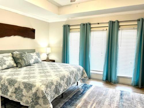 Farmhouse Coastal Townhouse- On the island! in Corpus Christi, USA