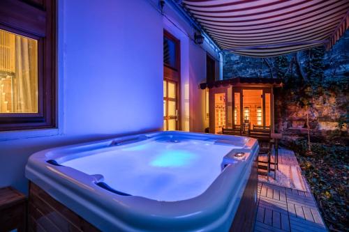 Wellness Wonderland Garden, Sauna, Jacuzzi in CBD, Budapest