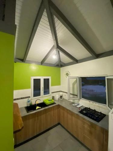 Bungalow élégant à Anse-Bertrand avec jardin privé - image 6