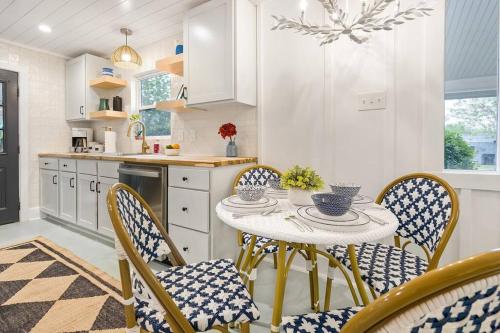 Bottoms Up! Bungalow in Fredericksburg, USA