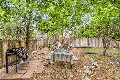 Bottoms Up! Bungalow in Fredericksburg, USA