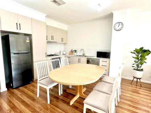 Konyha, Heartwarming 3BR-Townhouse in Clearview