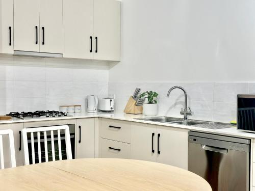 Konyha, Heartwarming 3BR-Townhouse in Clearview