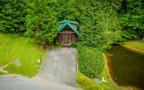 Hugs N Kisses Pool Table Hot Tub Pool Table Community Pool Close to Downtown Gatlinburg - image 12