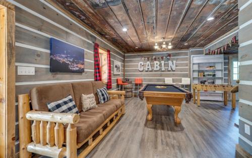 Hand Hewn Hideaway Stunning Gatlinburg Cabin with Hot Tub Table Games and Outdoor Oasis - image 7