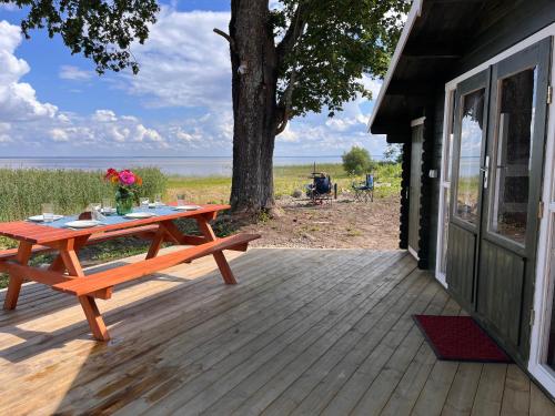 Suure-Kuuse kämpingud otse järve kaldal (Suure-Kuuse kampingud otse jarve kaldal) in Valma
