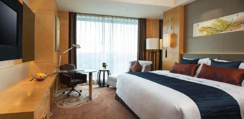 Deluxe King Room image 6