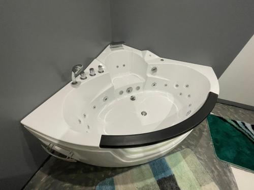 Pezsgőfürdő, Gîte 10 personnes Ardèche Jacuzzi (Gite 10 personnes Ardeche Jacuzzi) in Vernoux-en-Vivarais