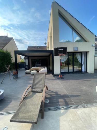 Фасада на хотела, Villa avec piscine 35 min de Paris in Етоал