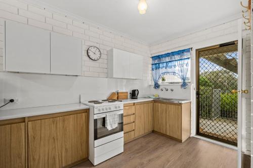 Cozinha, Sun & Surf Aldinga Beach Apartment in Fleurieu Peninsula