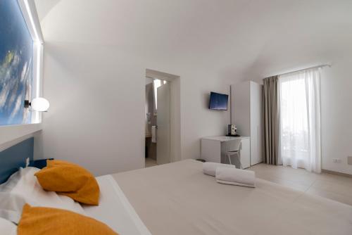 Deluxe Double Room image 2