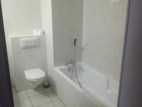Bathroom, Hotel Le Strasbourg in Mulhouse City Center