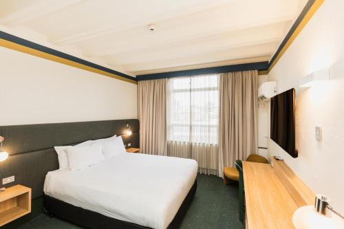 Lower House Queen Room  room in Statesman Hotel