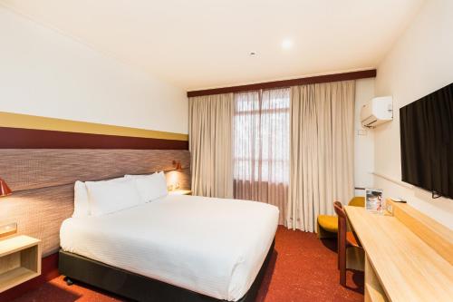 Upper House Queen Room image 5