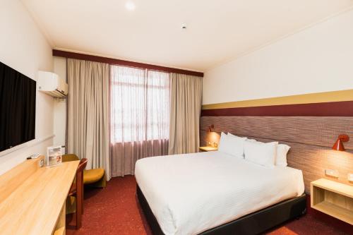 Upper House Queen Room room in Statesman Hotel