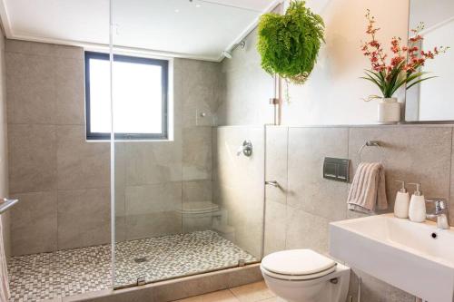 Hermanus Waterfront, Sea View Apartment with Balcony