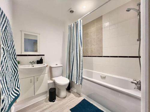 Modern Hatfield Apartment with Free Gated Parking - Mendip Close