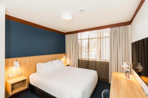 Queen Studio room in Statesman Hotel