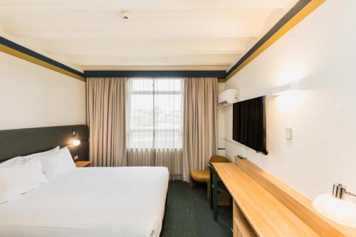 Lower House Queen Room  image 3