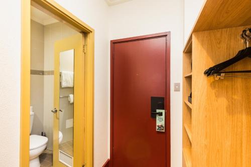 Upper House Queen Room image 3