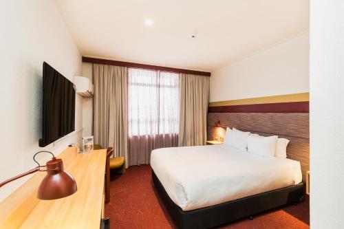 Upper House Queen Room image 6