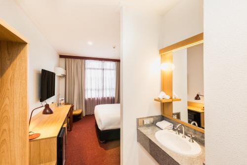 Upper House Queen Room image 7