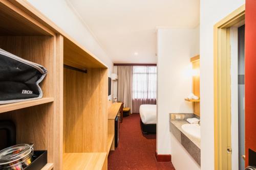 Upper House Queen Room image 8