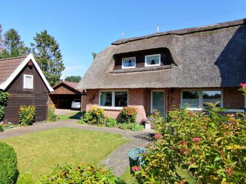 Viesnīcas āriene, Reetgedecktes Ferienhaus am Strandweg in Lütjensee (Reetgedecktes Ferienhaus am Strandweg in Lutjensee) in Lütjensee