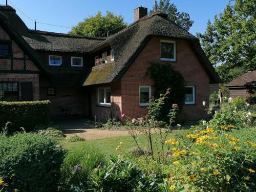 Viesnīcas āriene, Reetgedecktes Ferienhaus am Strandweg in Lütjensee (Reetgedecktes Ferienhaus am Strandweg in Lutjensee) in Lütjensee