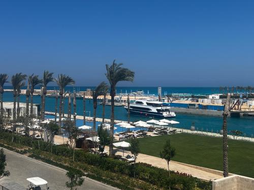 Marassi, Luxury Suite in Address Beach resort! service apartment, El Alamein