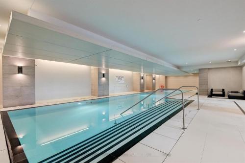 Designer One Bedroom Suite - Yorkville near คาซา โลมา