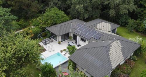 Villa standing piscine privée en écrin de verdure gîte à louer Pessac