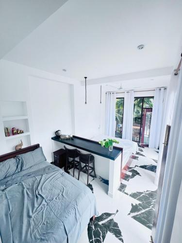 1 king bed, 1 twin bed