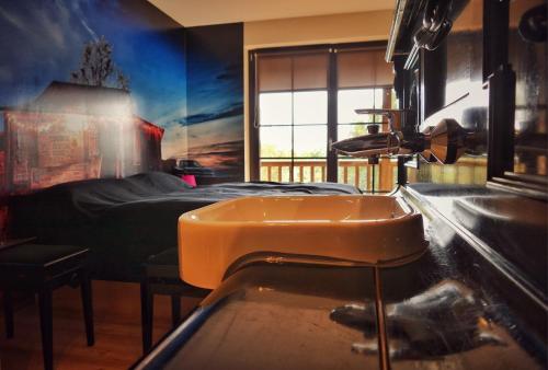 room detail thumbnail 2