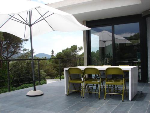 Balcony/terrace, Casa ceca de la Playa y Barcelona, con piscina climatizada y jacuzzi in Vilanova del Valles
