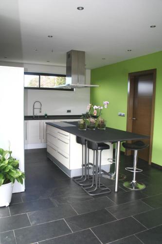 Kitchen, Casa ceca de la Playa y Barcelona, con piscina climatizada y jacuzzi in Vilanova del Valles
