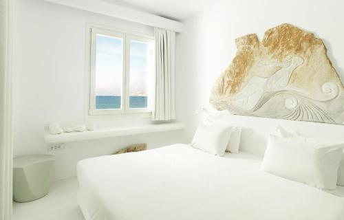 Superior Two-Bedroom Suite with Sea View and Outdoor Hot Tub. image 4