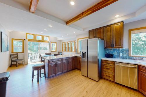 Bottle Bay View Lodge