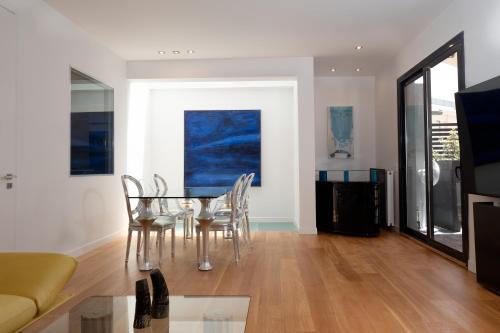 Psirri 3BR Luxury Residence with Athens View, Ateny