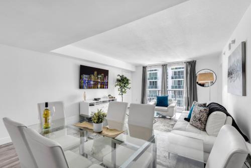Skyline Views 2 BR Apartment in Miami, USA