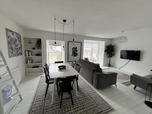 ห้องส่วนกลางสำหรับนั่งเล่น/ดูทีวี, A stunning 2 bed apartment in ฟิชเกิร์ด