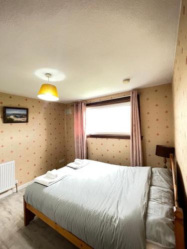 3 Bed Serviced Accommodation with Free Parking & Tram Stop, 10 minutes from Airport and Center 3 Bed Serviced Accommodation with Free Parking & Tram Stop, 10 minutes from Airport and Center