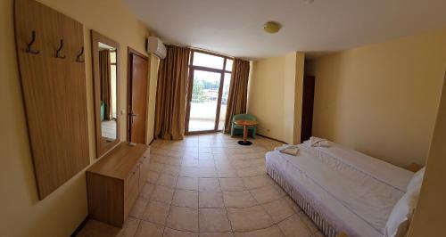 Two-Bedroom Apartment with Sea View image 7
