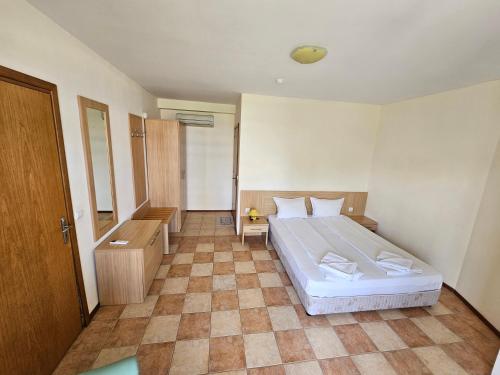 Two-Bedroom Apartment with Sea View image 9